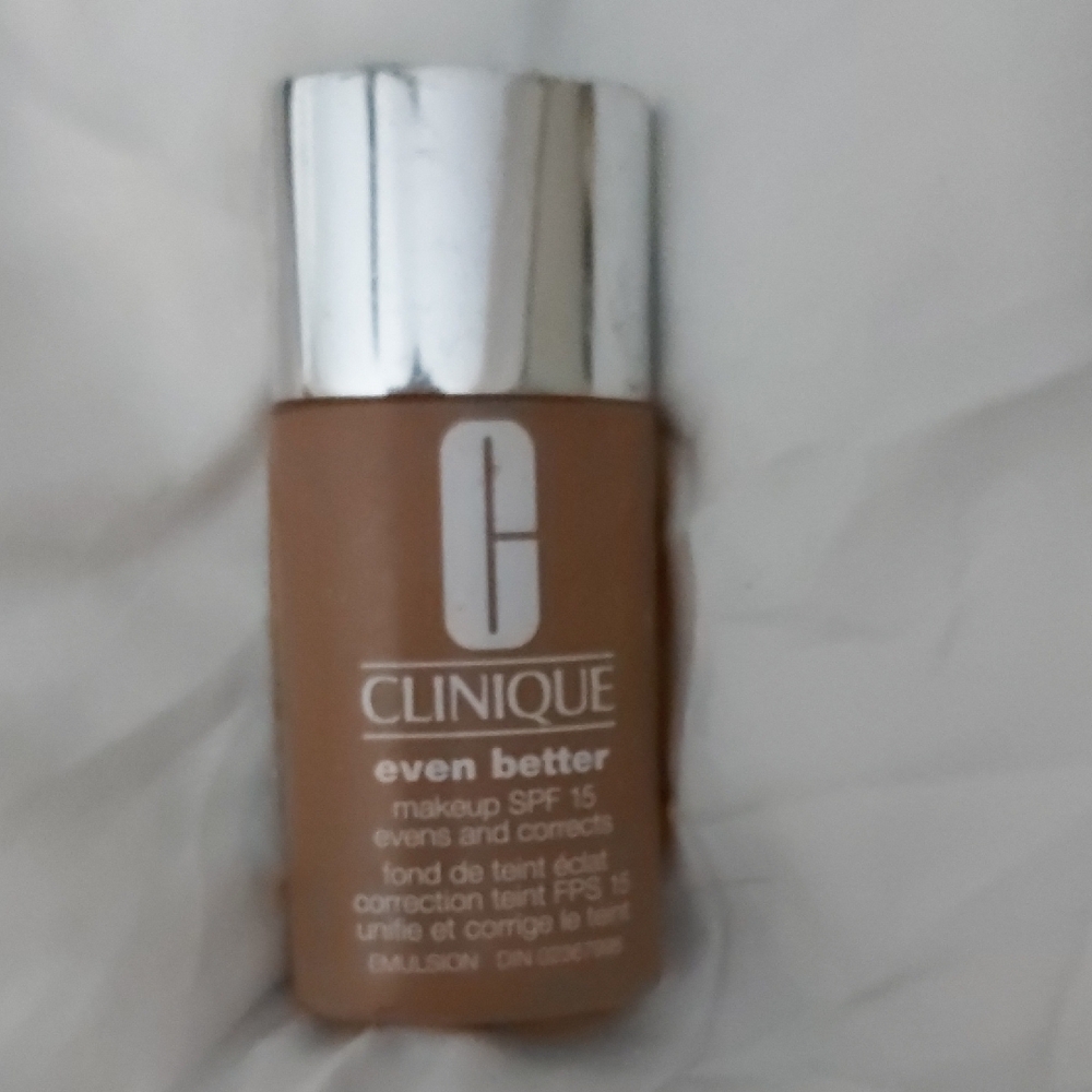 Clinique Foundation - WD 114 Golden (D)